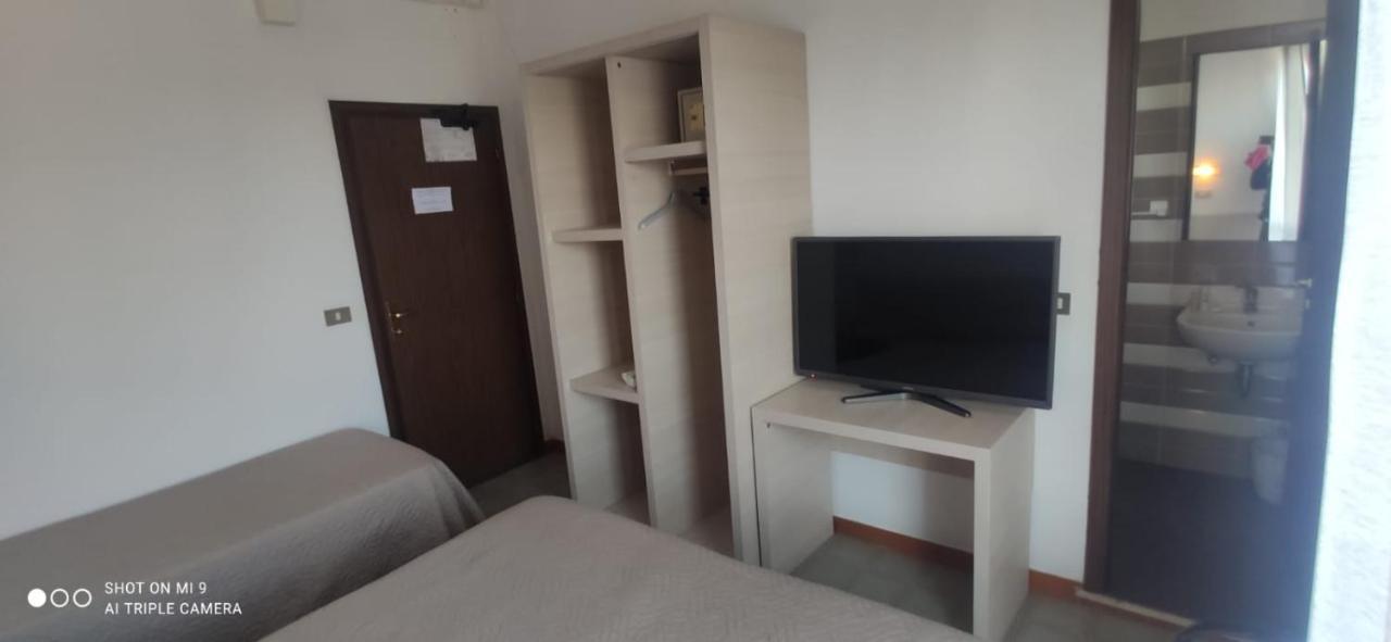 Hotel Orlov Rimini Eksteriør billede